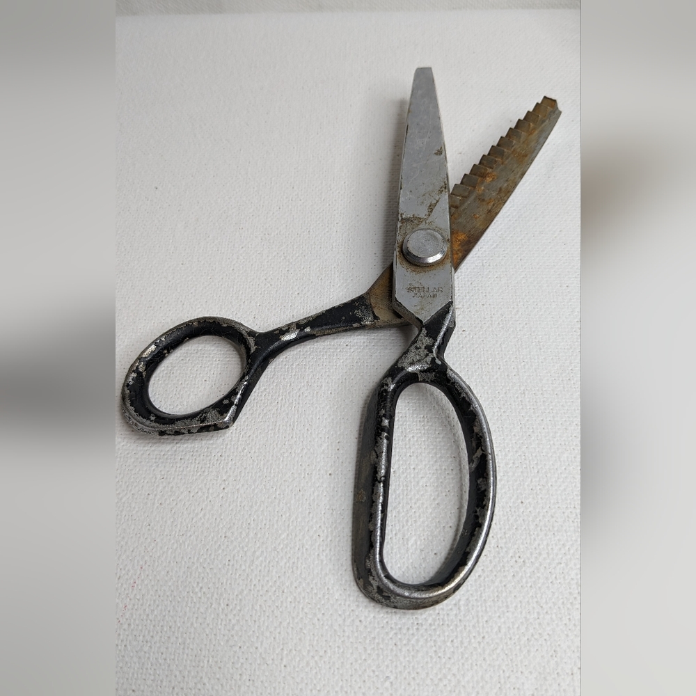 Antique Pinking Shears 7" Metal Alloy with Black Handles D-1